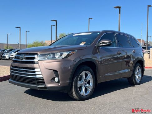 Certified 2017 Toyota Highlander Limited FWD image 2