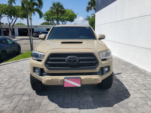 Used 2017 Toyota Tacoma TRD Sport w/ Tow Package (A/T) AWD/4WD image 2