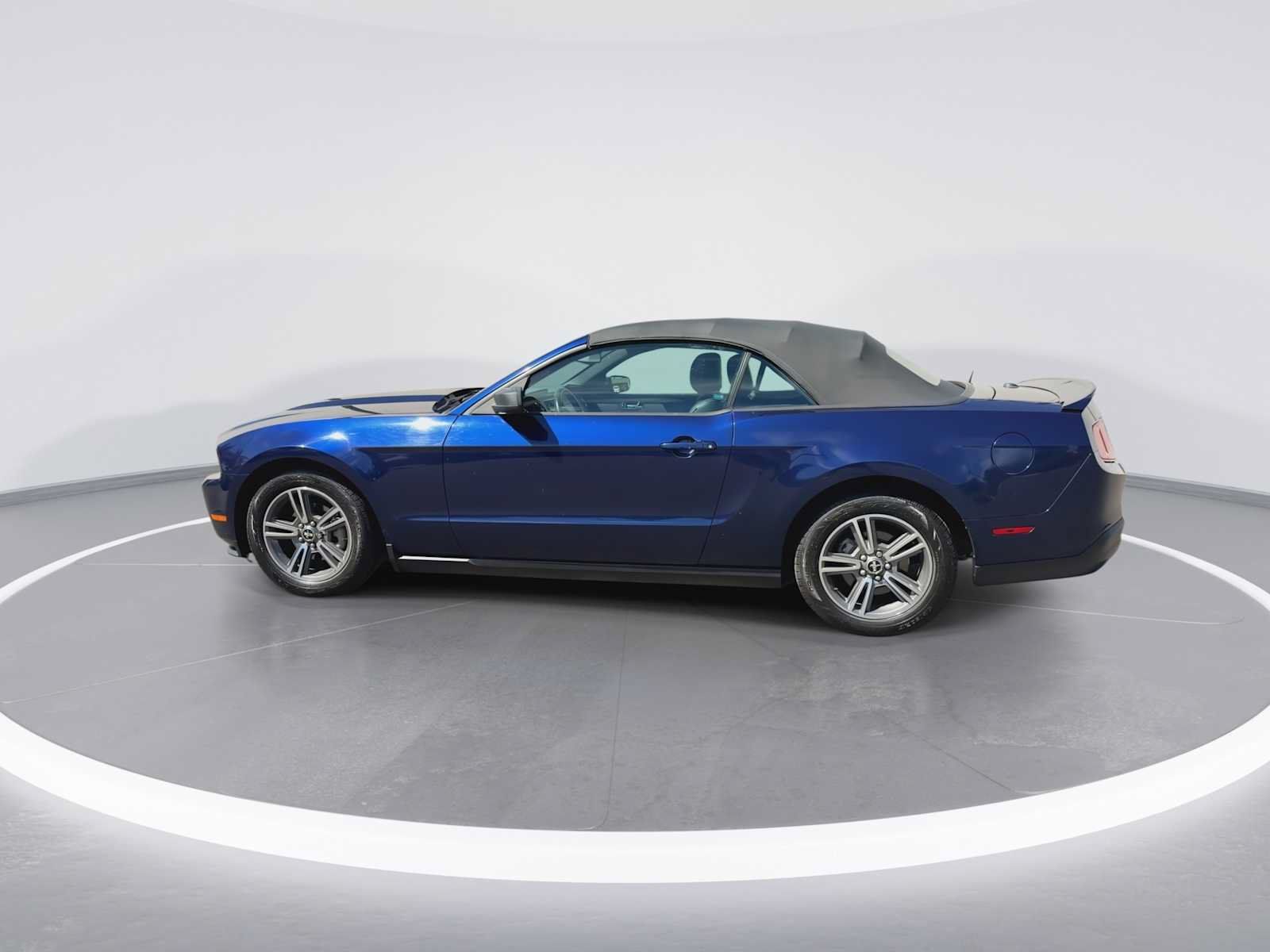 Used 2010 Ford Mustang Convertible RWD image 5