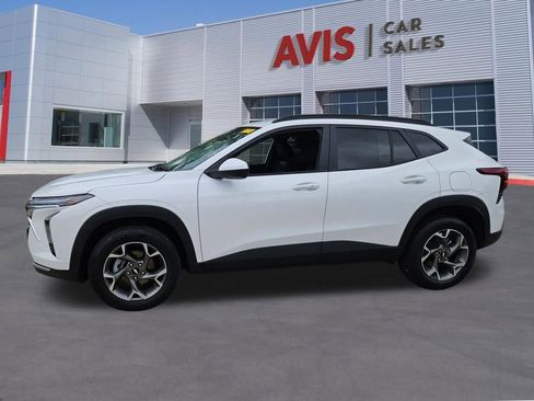 Used 2025 Chevrolet Trax LT w/ LT Convenience Package FWD image 2