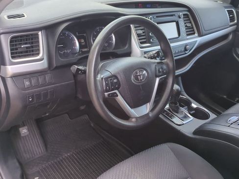 Used 2019 Toyota Highlander LE AWD/4WD image 2