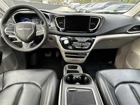 Used 2023 Chrysler Pacifica Touring-L image 24