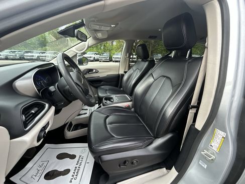 Used 2023 Chrysler Pacifica Touring-L FWD image 20
