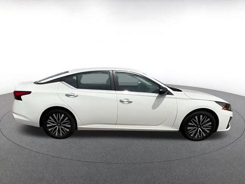 Used 2025 Nissan Altima 2.5 SV FWD image 15