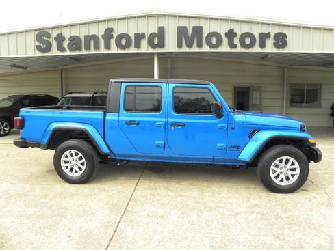 Used 2023 Jeep Gladiator Sport image 3