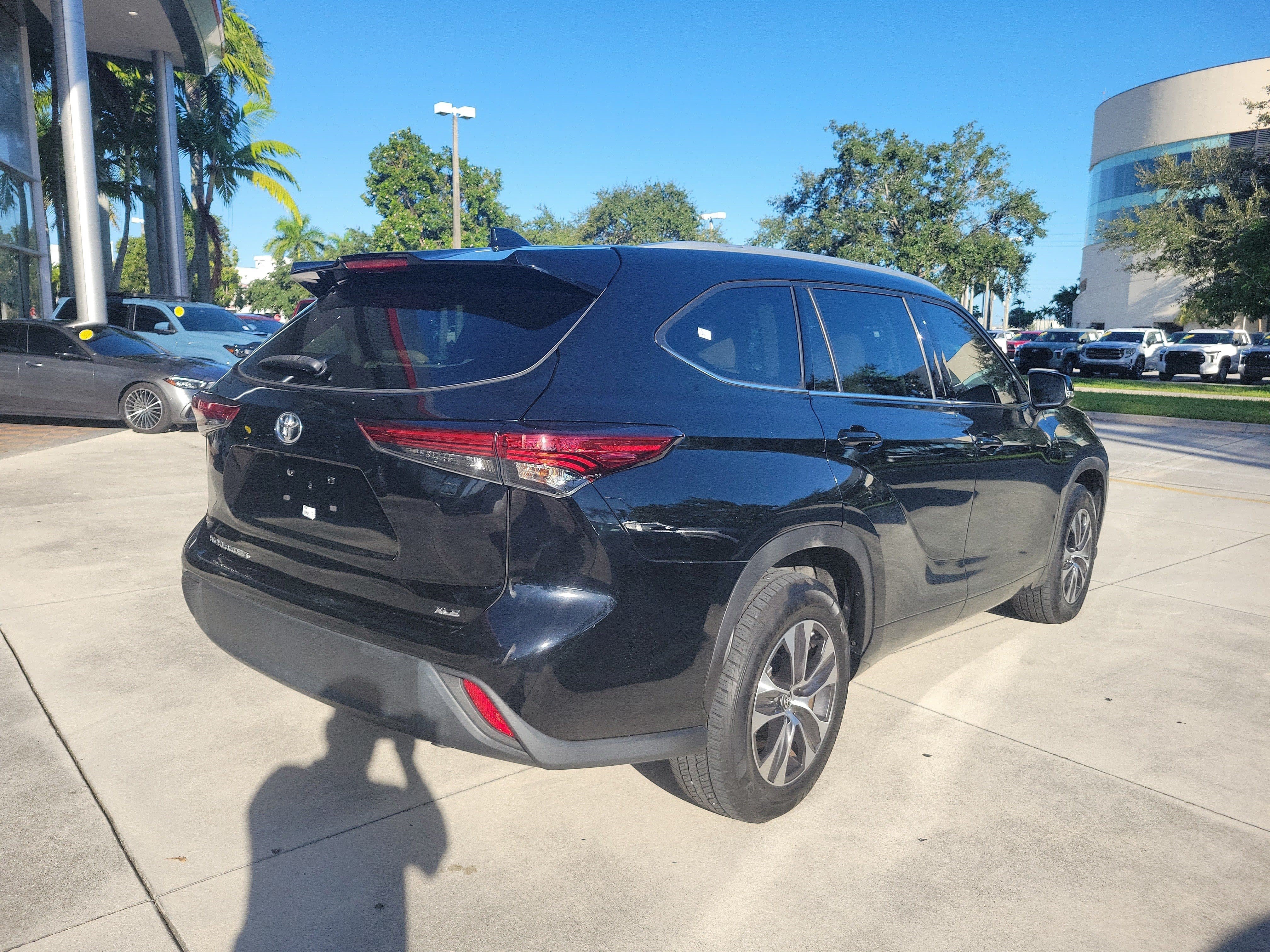 Used 2022 Toyota Highlander XLE FWD image 7