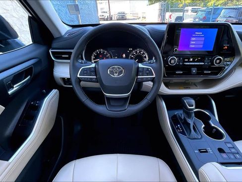 Certified 2025 Toyota Highlander XLE FWD image 6