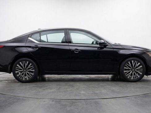 Used 2025 Nissan Altima 2.5 SV image 11