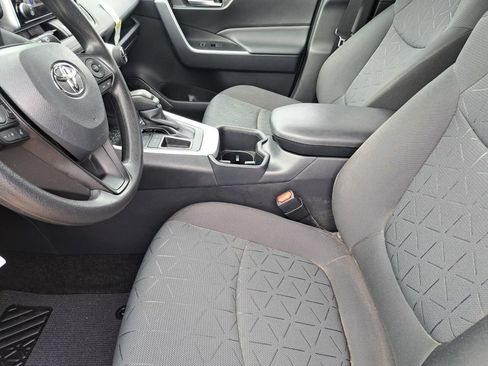 Used 2025 Toyota RAV4 XLE FWD image 19