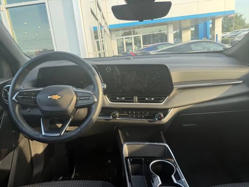 Used 2025 Chevrolet Equinox LT w/ Safety and Technology Package FWD image 6