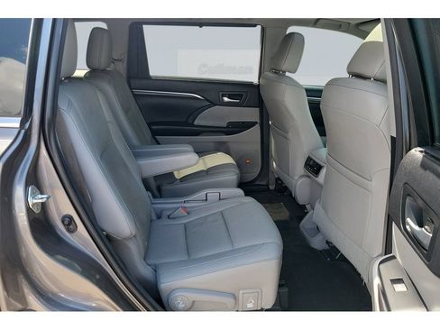 Used 2016 Toyota Highlander Limited w/ Driver Technology Package FWD image 19