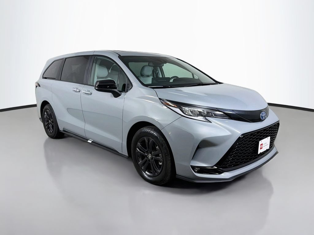 Used 2025 Toyota Sienna XSE AWD/4WD image 4