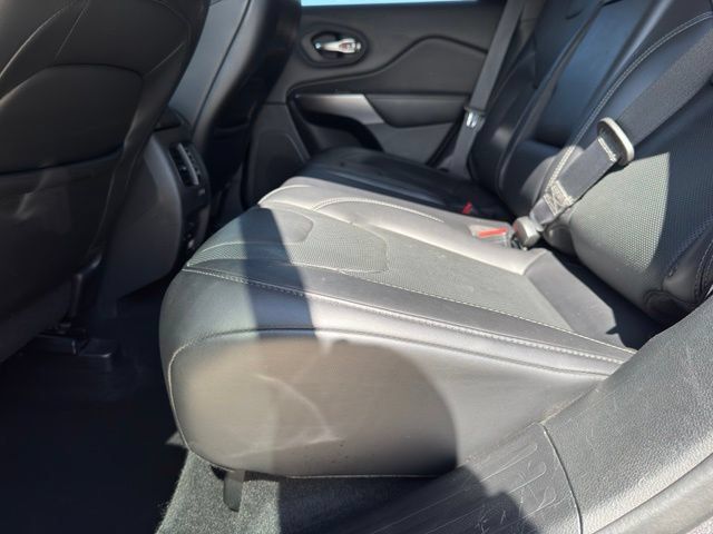 Used 2019 Jeep Cherokee Limited AWD/4WD image 7