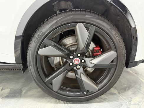 Used 2022 Jaguar F-PACE SVR image 33