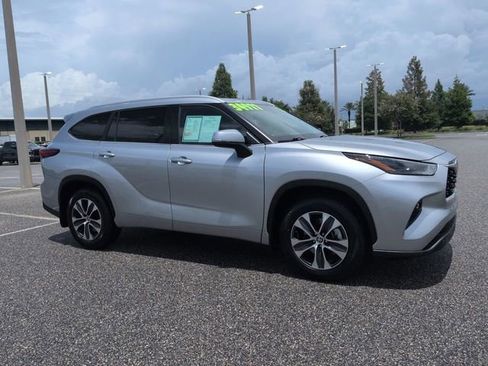 Used 2023 Toyota Highlander XLE FWD image 1
