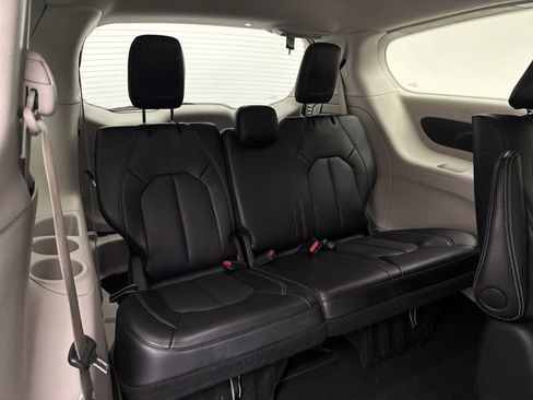 Used 2024 Chrysler Pacifica Limited FWD image 19