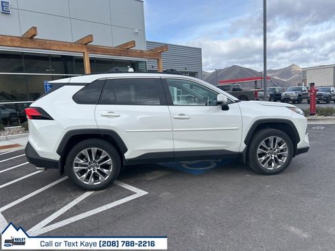 Used 2022 Toyota RAV4 XLE Premium image 8