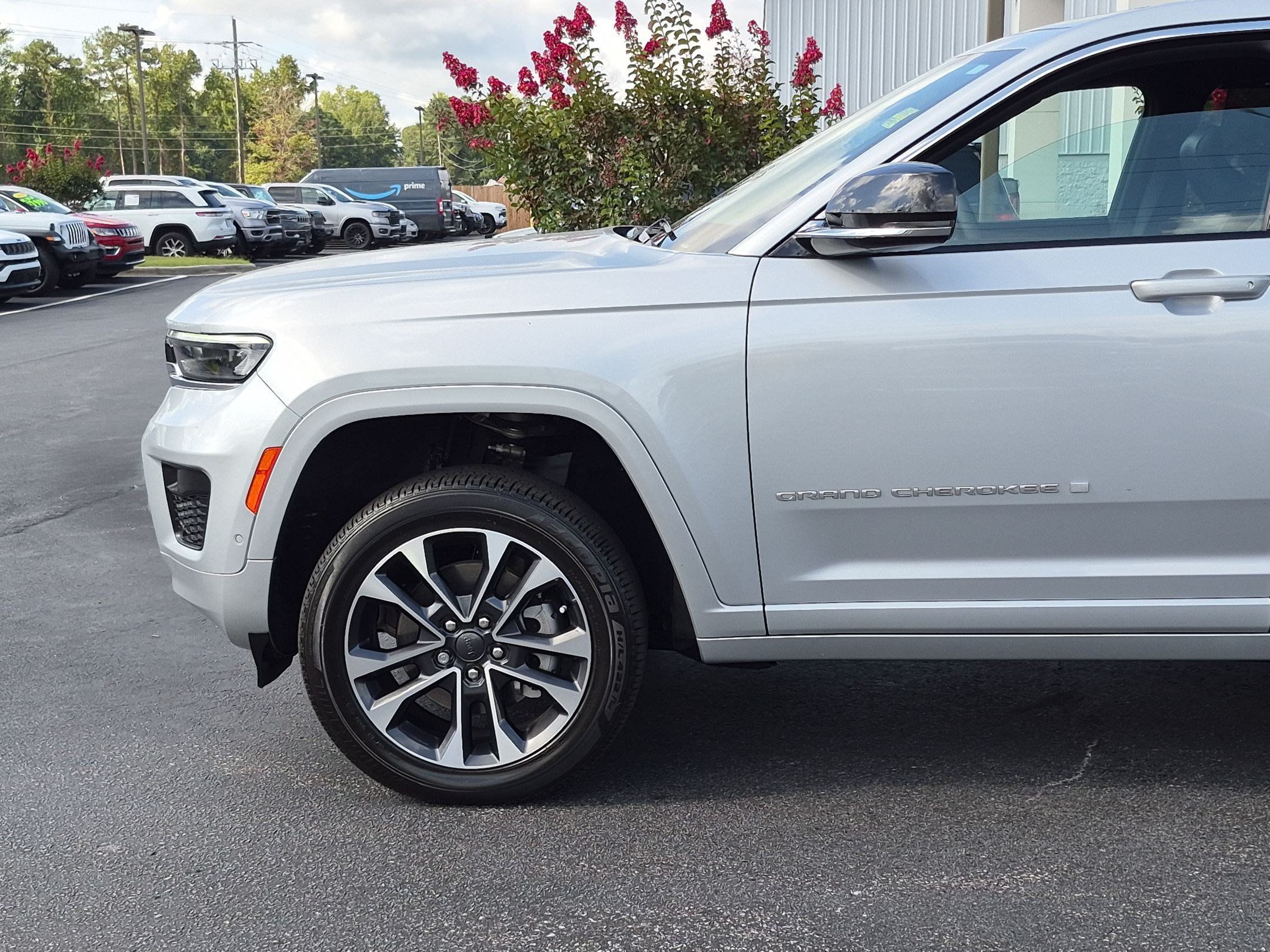Used 2025 Jeep Grand Cherokee L Overland w/ Luxury Tech Group IV AWD/4WD image 9