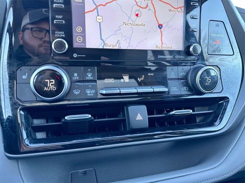 Used 2020 Toyota Highlander XLE image 17