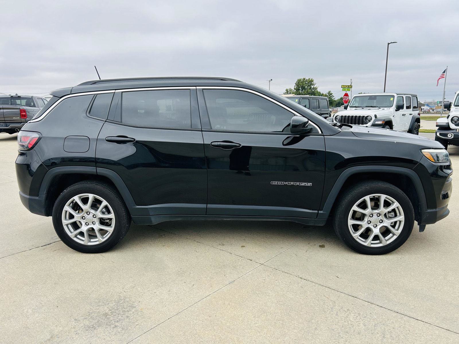 Used 2023 Jeep Compass Latitude w/ Sun and Sound Group AWD/4WD image 37