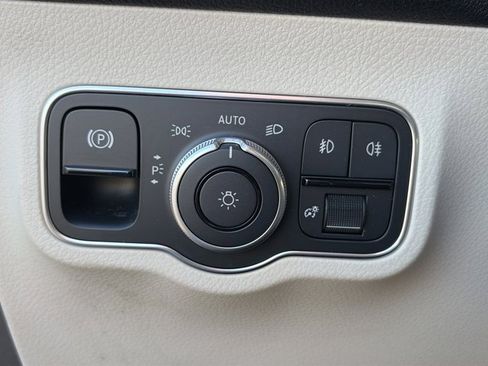 Used 2025 Mercedes-Benz GLB 250 4MATIC w/ Exclusive Package image 19