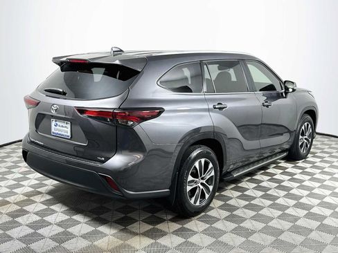 Used 2024 Toyota Highlander XLE FWD image 7