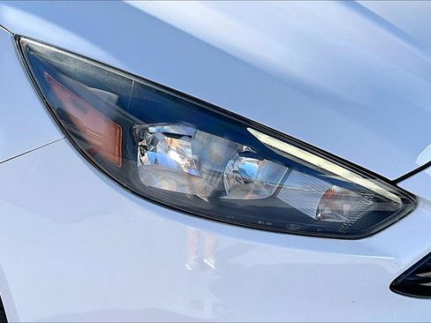 Used 2018 Ford Focus SE w/ SE Appearance Package image 28