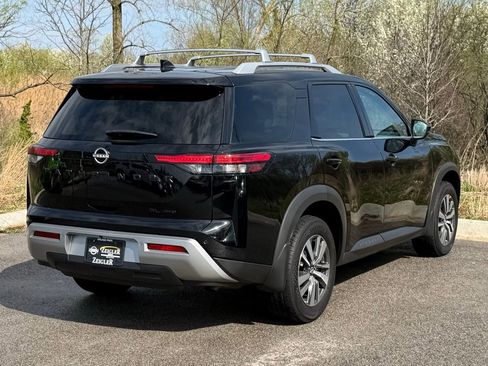 Certified 2024 Nissan Pathfinder SL w/ Black Appearance Package AWD/4WD image 6