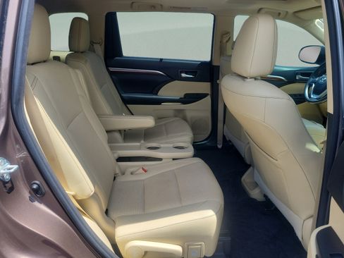Used 2018 Toyota Highlander Limited FWD image 10