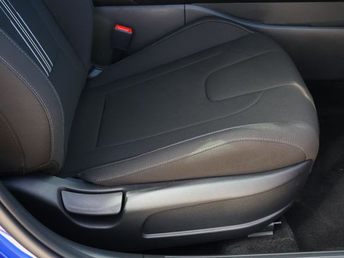 Certified 2025 Hyundai Elantra Sport image 17