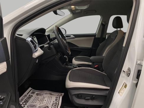 Used 2025 Volkswagen Taos SE image 27