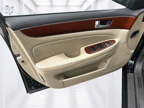 Used 2013 Hyundai Genesis 3.8 RWD image 32