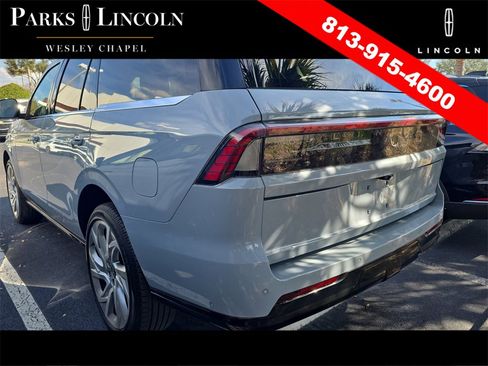 Used 2025 Lincoln Navigator Reserve image 16