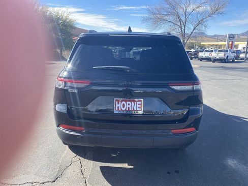 Used 2024 Jeep Grand Cherokee Altitude image 3