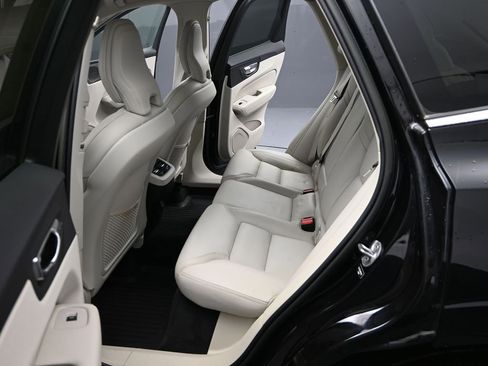 Used 2022 Volvo XC60 B5 Inscription w/ Advanced Package image 18