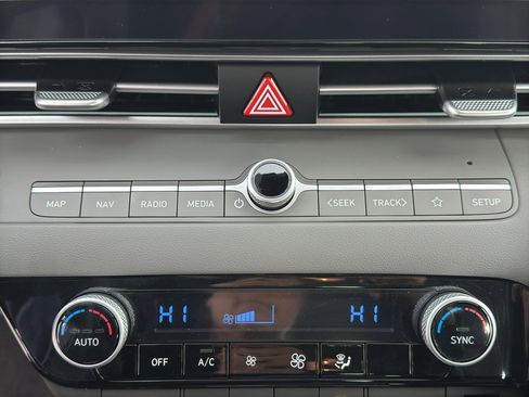 Certified 2024 Hyundai Elantra SEL w/ Convenience Package image 22