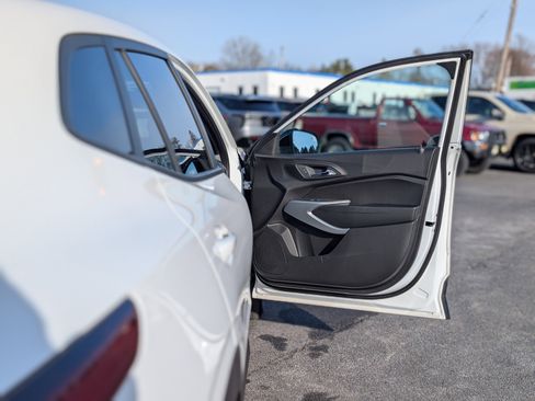 Used 2024 Chevrolet Trax RS w/ Sunroof Package image 37