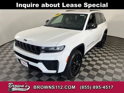 Used 2026 Jeep Grand Cherokee Altitude AWD/4WD image 3