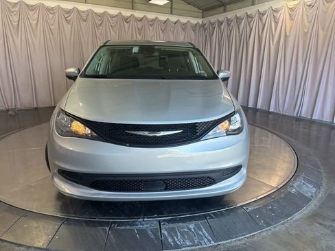 Used 2023 Chrysler Voyager LX image 2