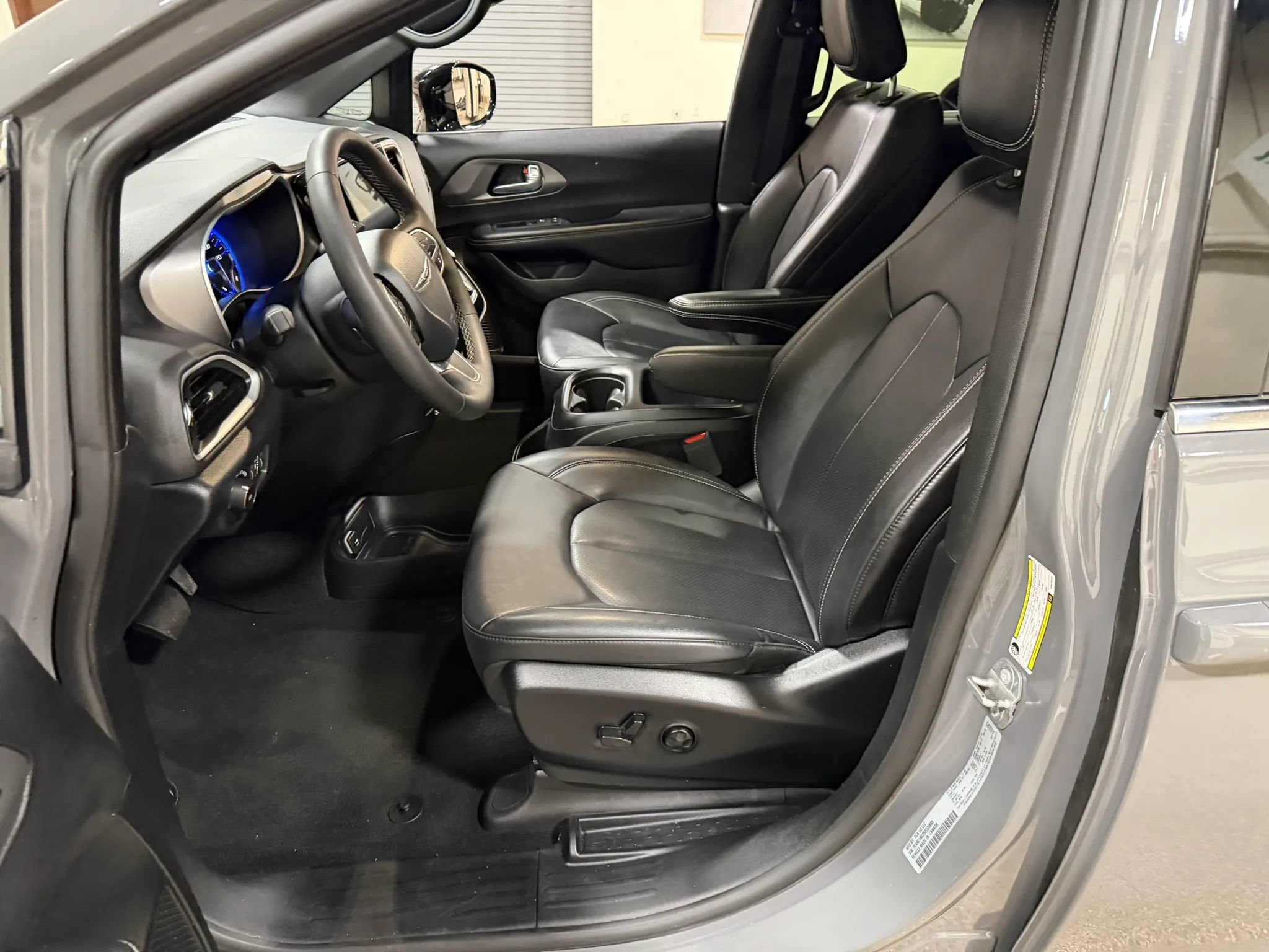 Used 2025 Chrysler Pacifica Select FWD image 36