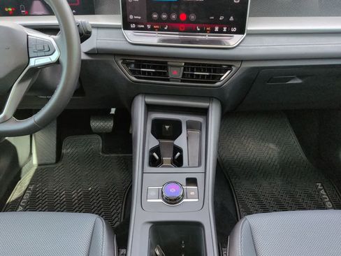 Used 2025 Volkswagen Tiguan SE w/ Panoramic Sunroof Package AWD/4WD image 18