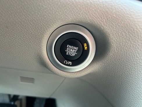 Used 2023 Chrysler Pacifica Touring-L FWD image 21