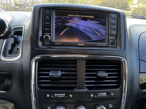 Used 2020 Dodge Grand Caravan SXT image 21