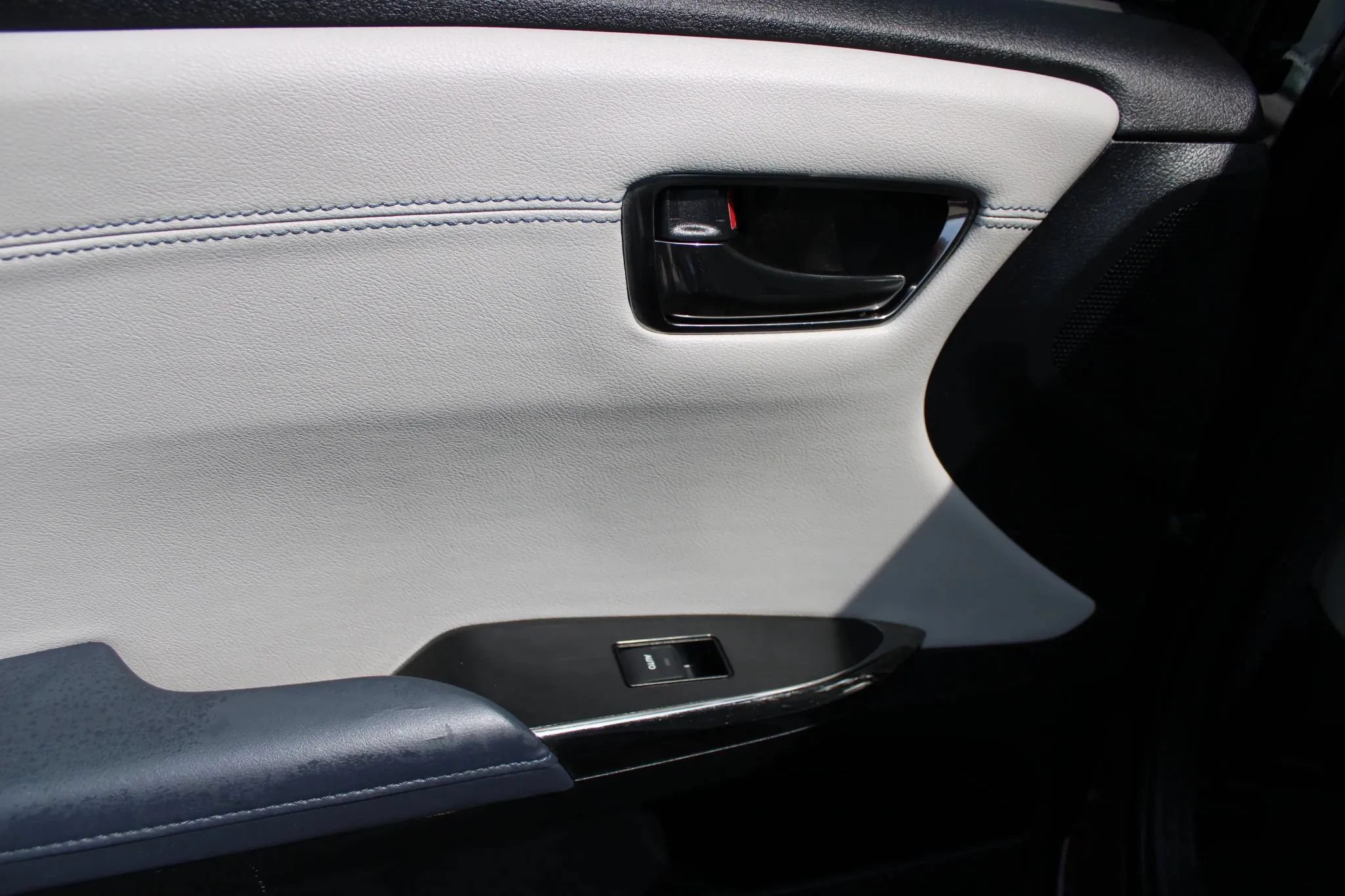 Used 2013 Toyota Avalon Limited FWD image 10