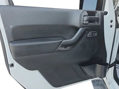 Used 2017 Jeep Wrangler Unlimited Sahara AWD/4WD image 11