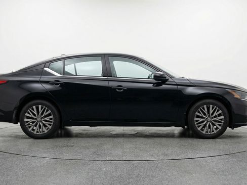 Used 2025 Nissan Altima 2.5 SV image 11