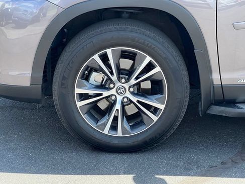 Used 2019 Toyota Highlander LE AWD/4WD image 14