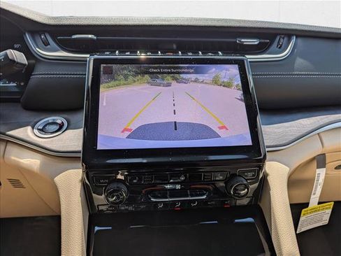 New 2025 Jeep Grand Cherokee Limited image 12