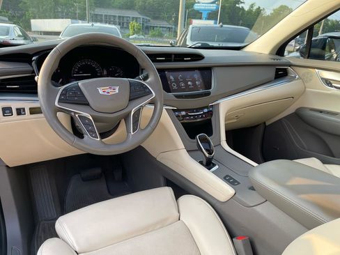 Used 2017 Cadillac XT5 Luxury w/ Driver Awareness Package AWD/4WD image 8