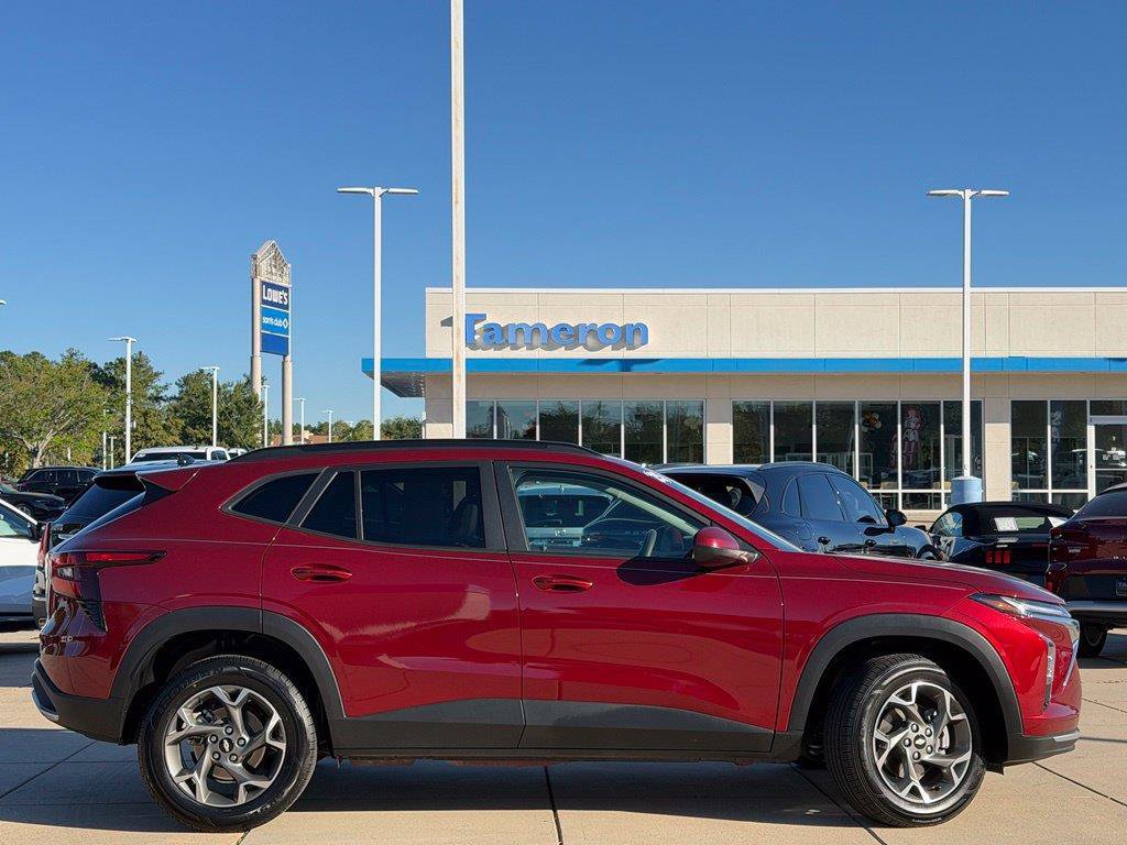 Used 2025 Chevrolet Trax LT FWD image 5